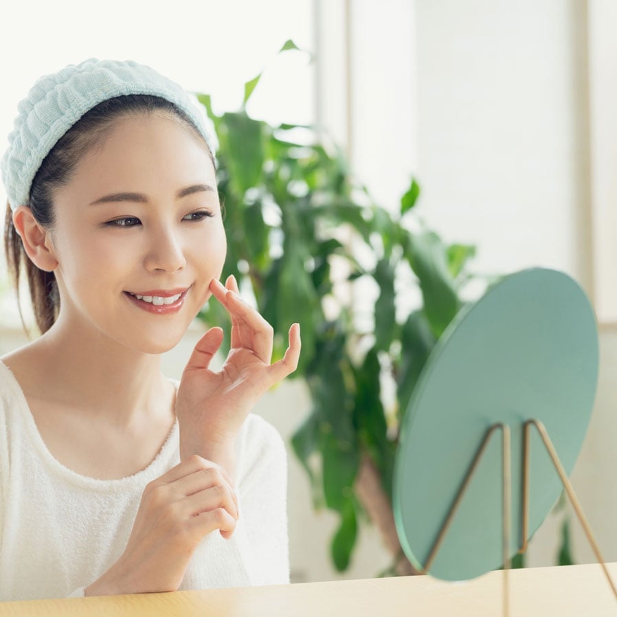 Women applying Sunscreen on her face